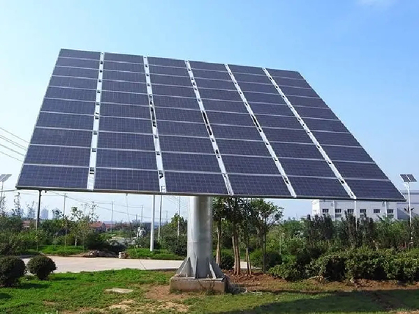 Sistema de rastreamento solar de eixo duplo para fazenda de porcos